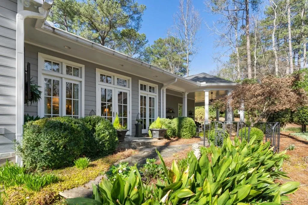 6355 River Overlook Drive, Sandy Springs, Georgia 30328, 4 Bedrooms Bedrooms, ,3 BathroomsBathrooms,Residential,Sold,6355 River Overlook Drive,6834897