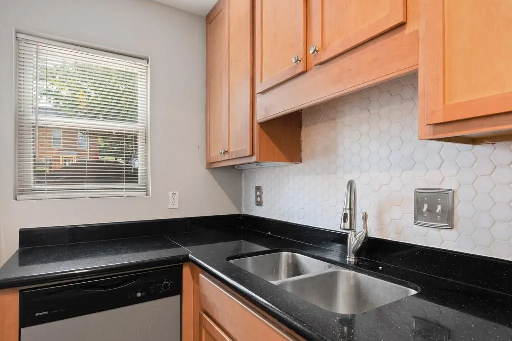 225 Winding River Drive Unit H, Sandy Springs, Georgia 30350, 2 Bedrooms Bedrooms, ,2 BathroomsBathrooms,Residential,Sold,225 Winding River Drive Unit H,6606600