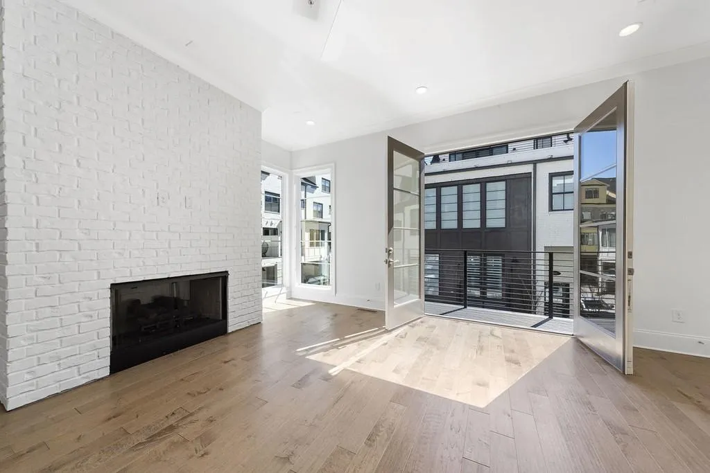 160 Ridgely Court, Atlanta, Georgia 30342, 4 Bedrooms Bedrooms, ,4 BathroomsBathrooms,Residential,Sold,160 Ridgely Court,6517562