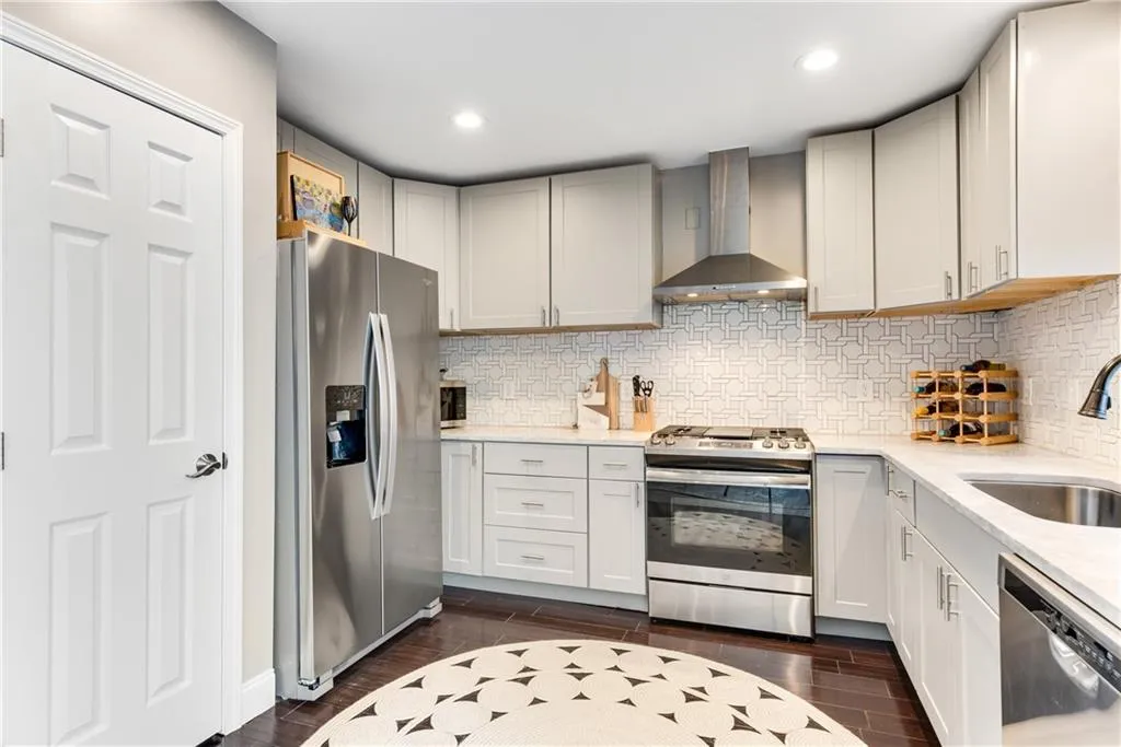 7500 Roswell Road Unit 125, Sandy Springs, Georgia 30350, 3 Bedrooms Bedrooms, ,2 BathroomsBathrooms,Residential,Sold,7500 Roswell Road Unit 125,7015085