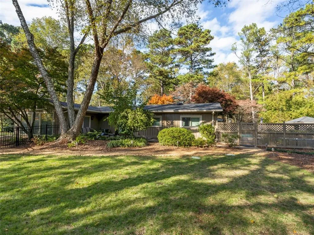 985 Hightower Trail, Sandy Springs, Georgia 30350, 3 Bedrooms Bedrooms, ,3 BathroomsBathrooms,Residential,Sold,985 Hightower Trail,6663656