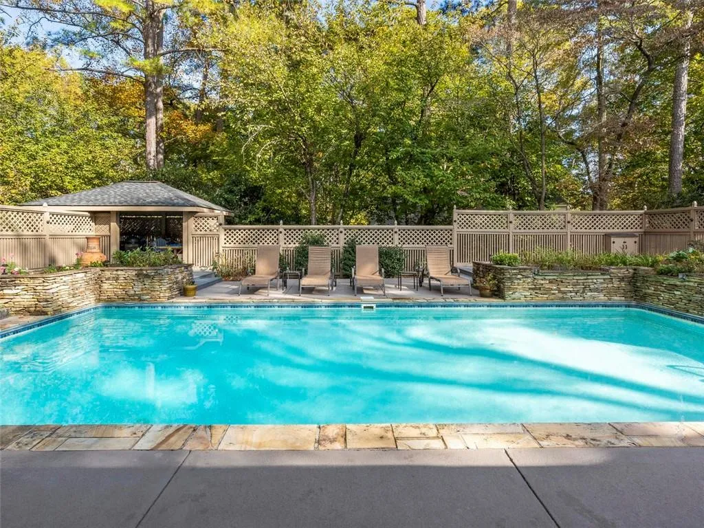 985 Hightower Trail, Sandy Springs, Georgia 30350, 3 Bedrooms Bedrooms, ,3 BathroomsBathrooms,Residential,Sold,985 Hightower Trail,6663656