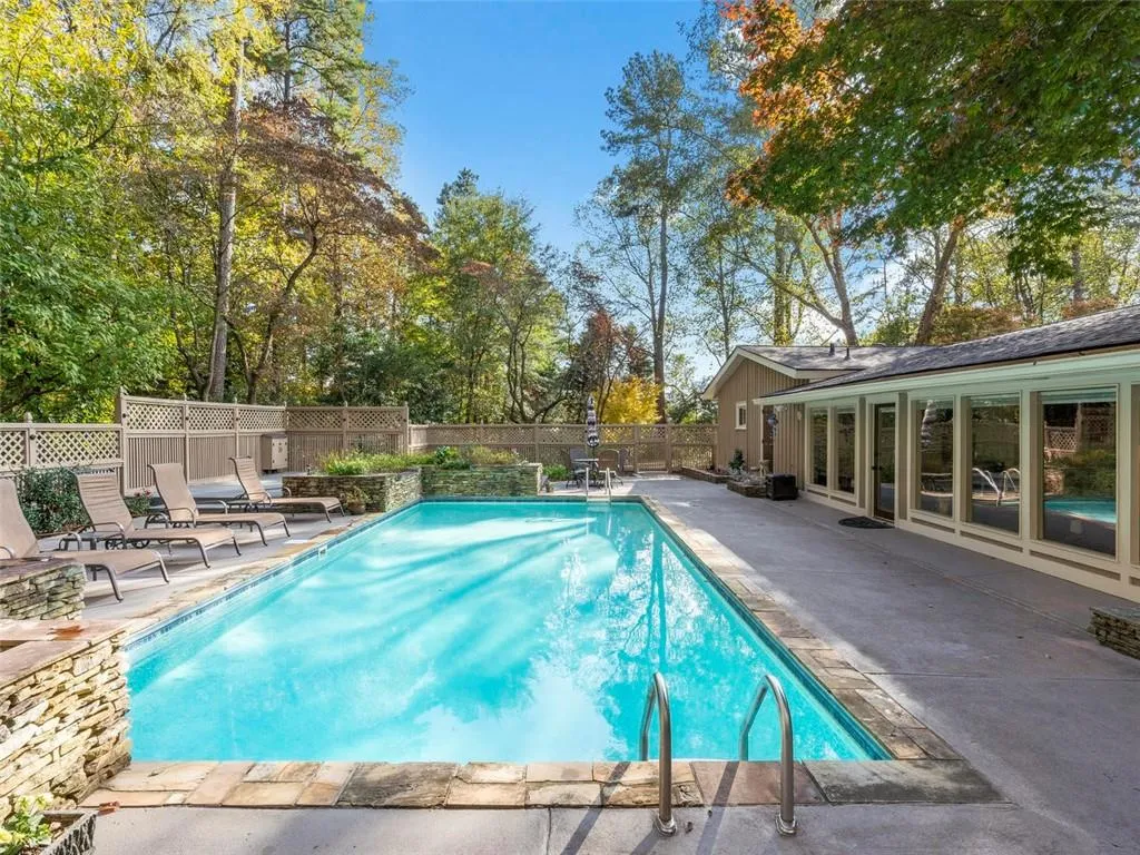 985 Hightower Trail, Sandy Springs, Georgia 30350, 3 Bedrooms Bedrooms, ,3 BathroomsBathrooms,Residential,Sold,985 Hightower Trail,6663656