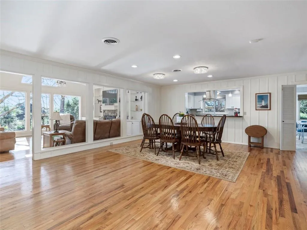 985 Hightower Trail, Sandy Springs, Georgia 30350, 3 Bedrooms Bedrooms, ,3 BathroomsBathrooms,Residential,Sold,985 Hightower Trail,6663656