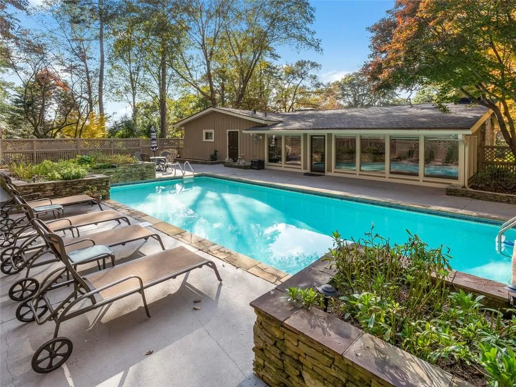 985 Hightower Trail, Sandy Springs, Georgia 30350, 3 Bedrooms Bedrooms, ,3 BathroomsBathrooms,Residential,Sold,985 Hightower Trail,6663656
