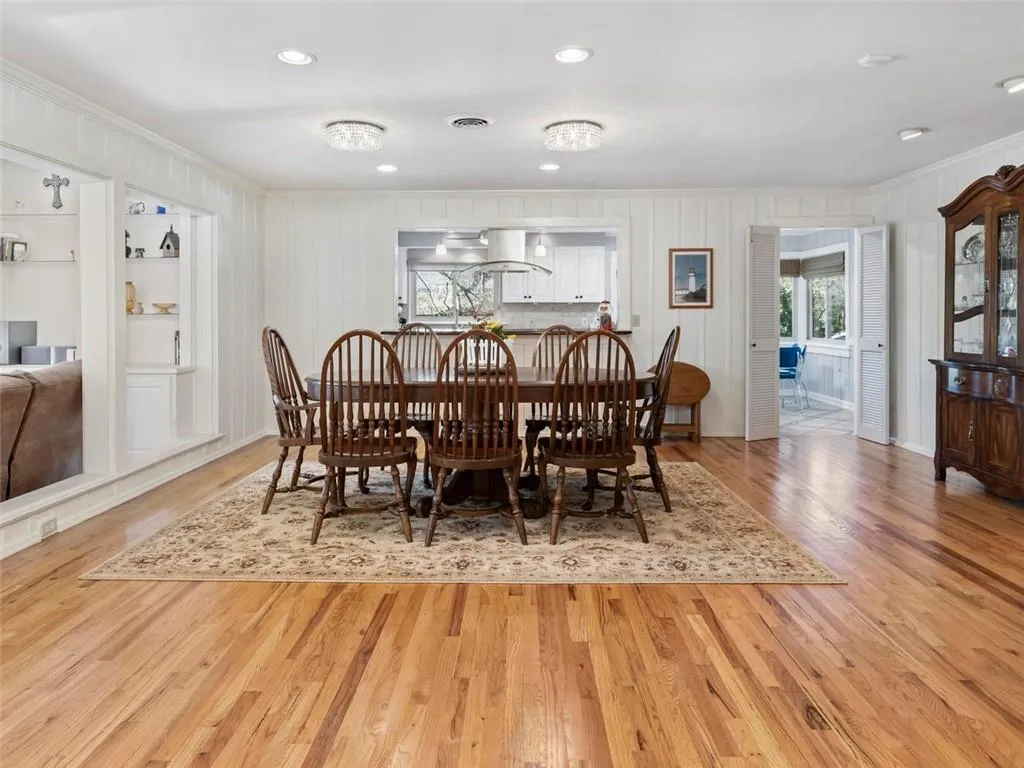 985 Hightower Trail, Sandy Springs, Georgia 30350, 3 Bedrooms Bedrooms, ,3 BathroomsBathrooms,Residential,Sold,985 Hightower Trail,6663656