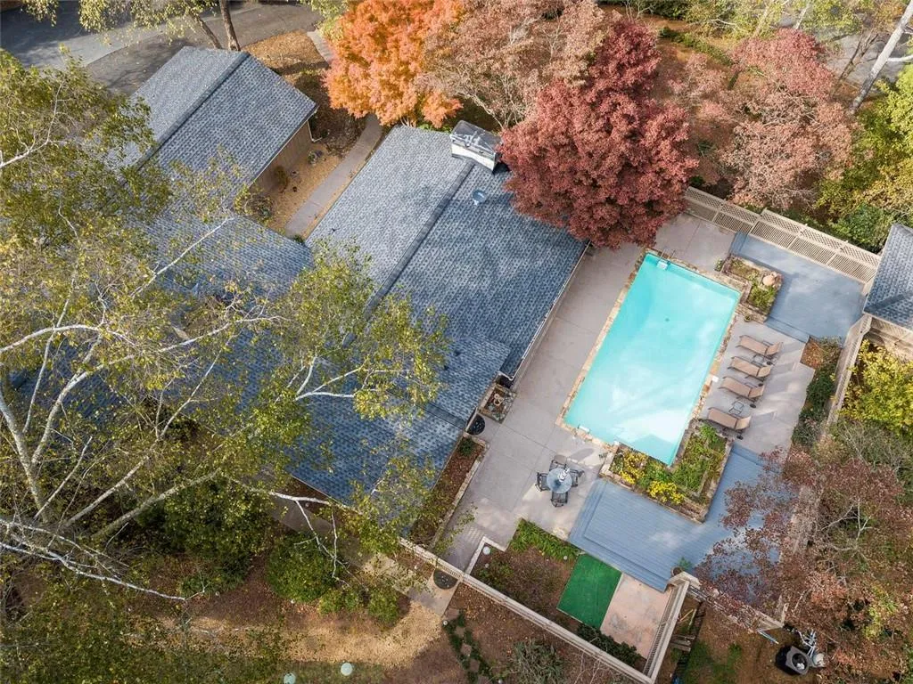 985 Hightower Trail, Sandy Springs, Georgia 30350, 3 Bedrooms Bedrooms, ,3 BathroomsBathrooms,Residential,Sold,985 Hightower Trail,6663656