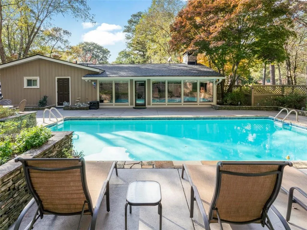 985 Hightower Trail, Sandy Springs, Georgia 30350, 3 Bedrooms Bedrooms, ,3 BathroomsBathrooms,Residential,Sold,985 Hightower Trail,6663656