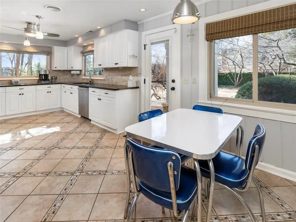 985 Hightower Trail, Sandy Springs, Georgia 30350, 3 Bedrooms Bedrooms, ,3 BathroomsBathrooms,Residential,Sold,985 Hightower Trail,6663656