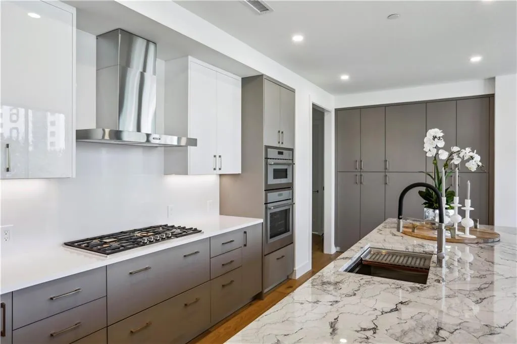 2425 Peachtree Road Ne Unit 701, Atlanta, Georgia 30305, 3 Bedrooms Bedrooms, ,3 BathroomsBathrooms,Residential,For Sale,2425 Peachtree Road Ne Unit 701,7508640