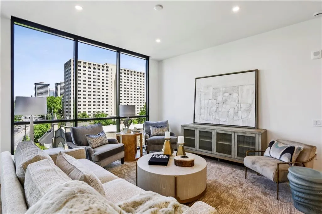 2425 Peachtree Road Ne Unit 701, Atlanta, Georgia 30305, 3 Bedrooms Bedrooms, ,3 BathroomsBathrooms,Residential,For Sale,2425 Peachtree Road Ne Unit 701,7508640