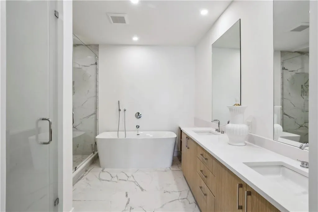 2425 Peachtree Road Ne Unit 701, Atlanta, Georgia 30305, 3 Bedrooms Bedrooms, ,3 BathroomsBathrooms,Residential,For Sale,2425 Peachtree Road Ne Unit 701,7508640