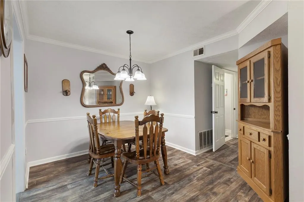 203 Natchez Trace, Sandy Springs, Georgia 30350, 2 Bedrooms Bedrooms, ,1 BathroomBathrooms,Residential,Sold,203 Natchez Trace,7098381
