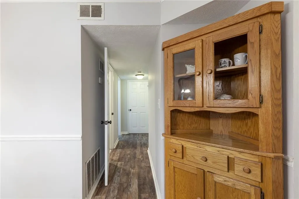 203 Natchez Trace, Sandy Springs, Georgia 30350, 2 Bedrooms Bedrooms, ,1 BathroomBathrooms,Residential,Sold,203 Natchez Trace,7098381