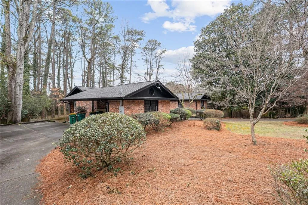585 Spalding Drive, Atlanta, Georgia 30328, 4 Bedrooms Bedrooms, ,3 BathroomsBathrooms,Residential,Sold,585 Spalding Drive,7709413