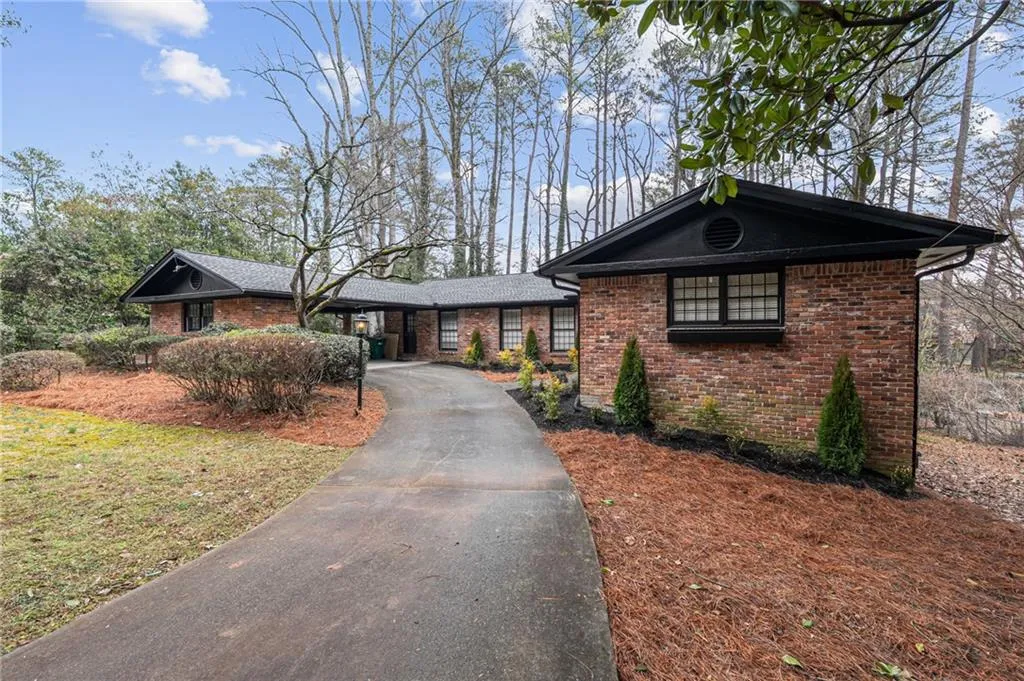 585 Spalding Drive, Atlanta, Georgia 30328, 4 Bedrooms Bedrooms, ,3 BathroomsBathrooms,Residential,Sold,585 Spalding Drive,7709413