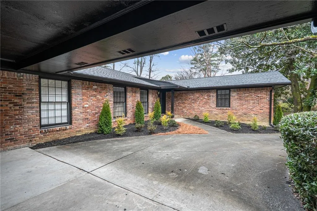 585 Spalding Drive, Atlanta, Georgia 30328, 4 Bedrooms Bedrooms, ,3 BathroomsBathrooms,Residential,Sold,585 Spalding Drive,7709413