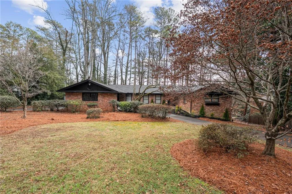 585 Spalding Drive, Atlanta, Georgia 30328, 4 Bedrooms Bedrooms, ,3 BathroomsBathrooms,Residential,Sold,585 Spalding Drive,7709413