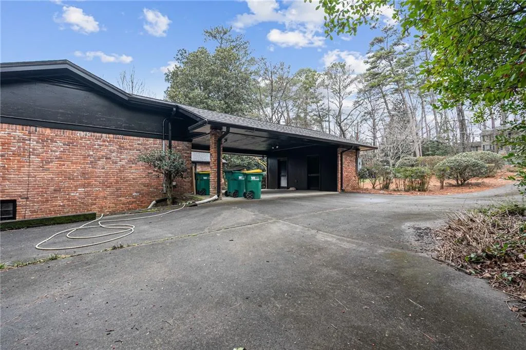 585 Spalding Drive, Atlanta, Georgia 30328, 4 Bedrooms Bedrooms, ,3 BathroomsBathrooms,Residential,Sold,585 Spalding Drive,7709413
