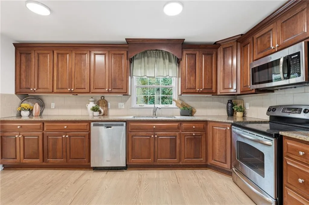 585 Spalding Drive, Atlanta, Georgia 30328, 4 Bedrooms Bedrooms, ,3 BathroomsBathrooms,Residential,Sold,585 Spalding Drive,7709413