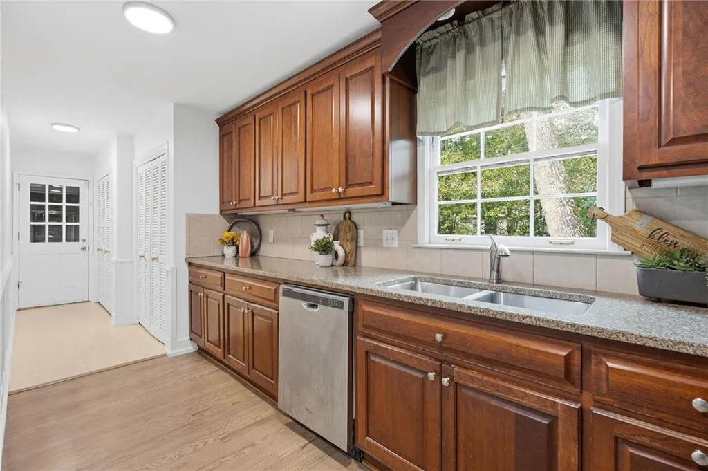 585 Spalding Drive, Atlanta, Georgia 30328, 4 Bedrooms Bedrooms, ,3 BathroomsBathrooms,Residential,Sold,585 Spalding Drive,7709413