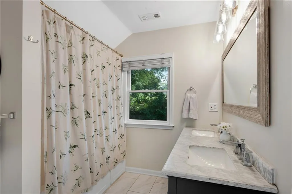 En-suite primary bath