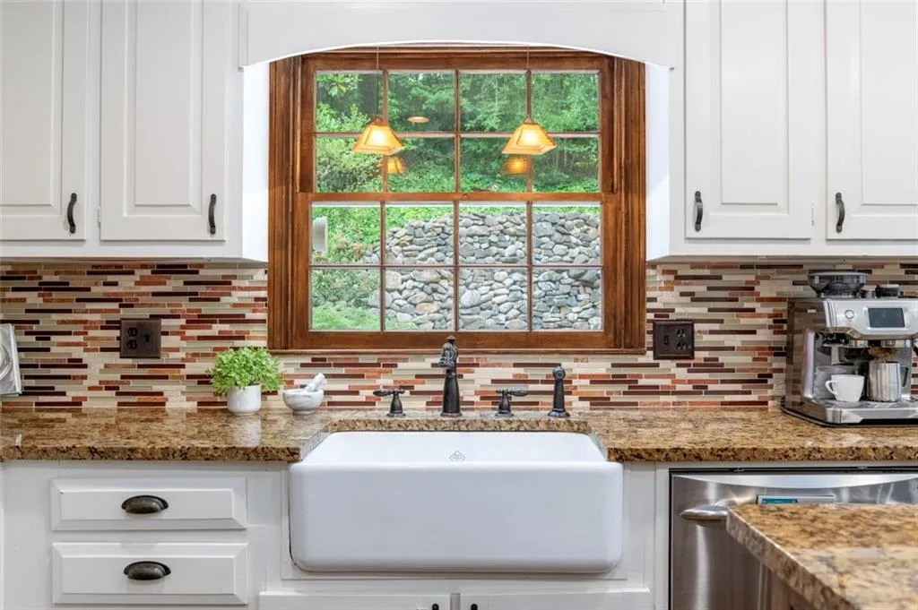 Farmhouse sink gives the kitchen a charming touch!