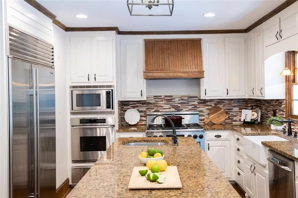 Kitchen - stainless steele appliances!