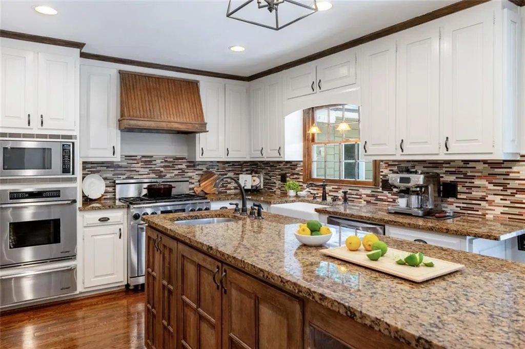 Kitchen has working island!