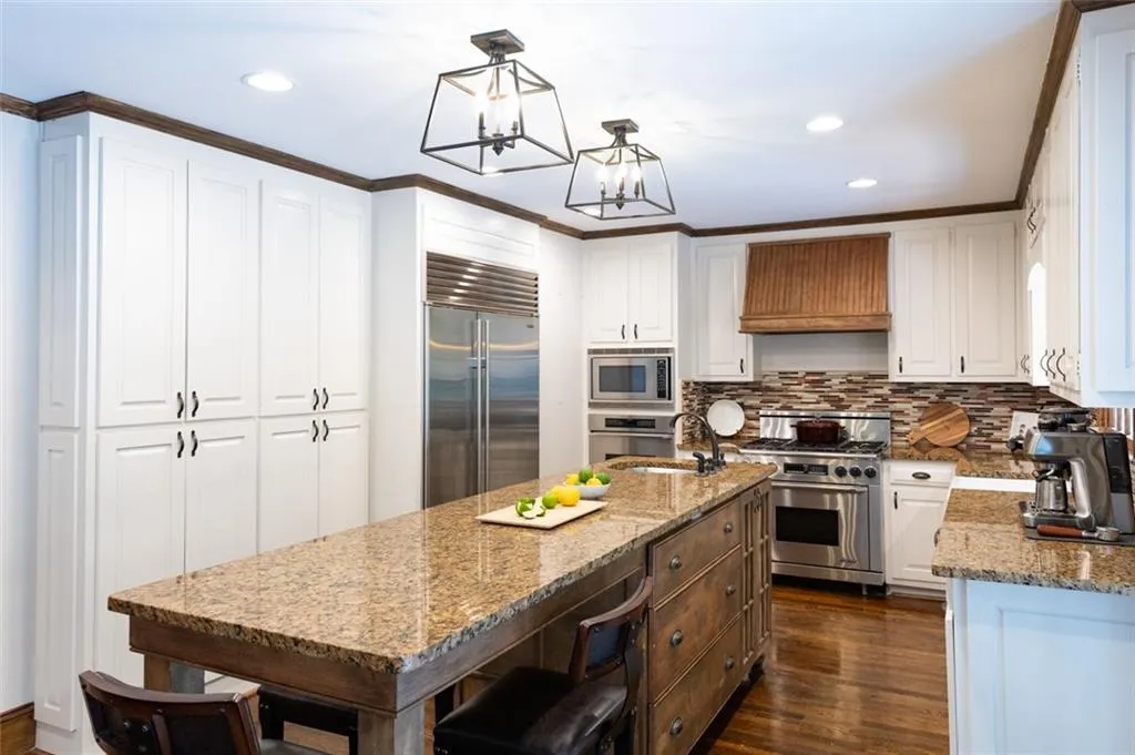Kitchen has plenty of storage and counter space!