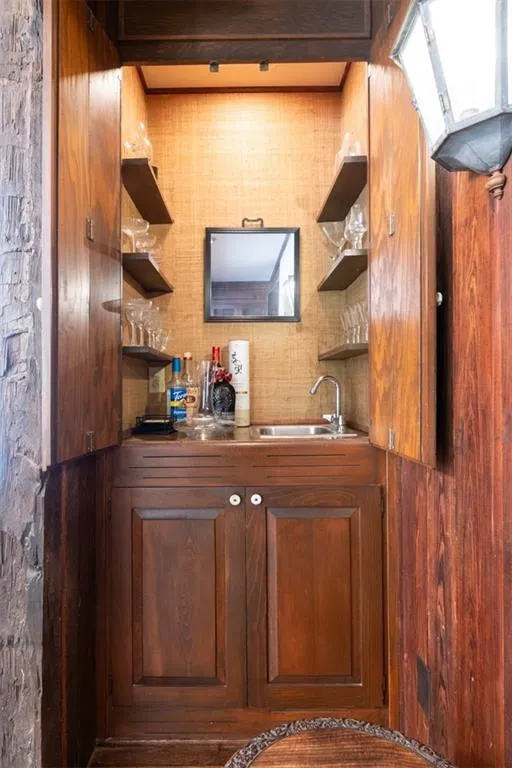 Built-in Wet Bar for easy Entertaining!