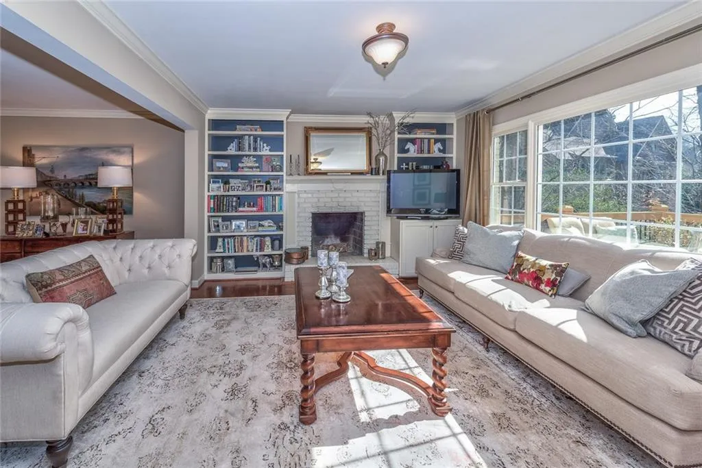 615 W Northway Lane, Atlanta, Georgia 30342, 4 Bedrooms Bedrooms, ,3 BathroomsBathrooms,Residential,Sold,615 W Northway Lane,5641316