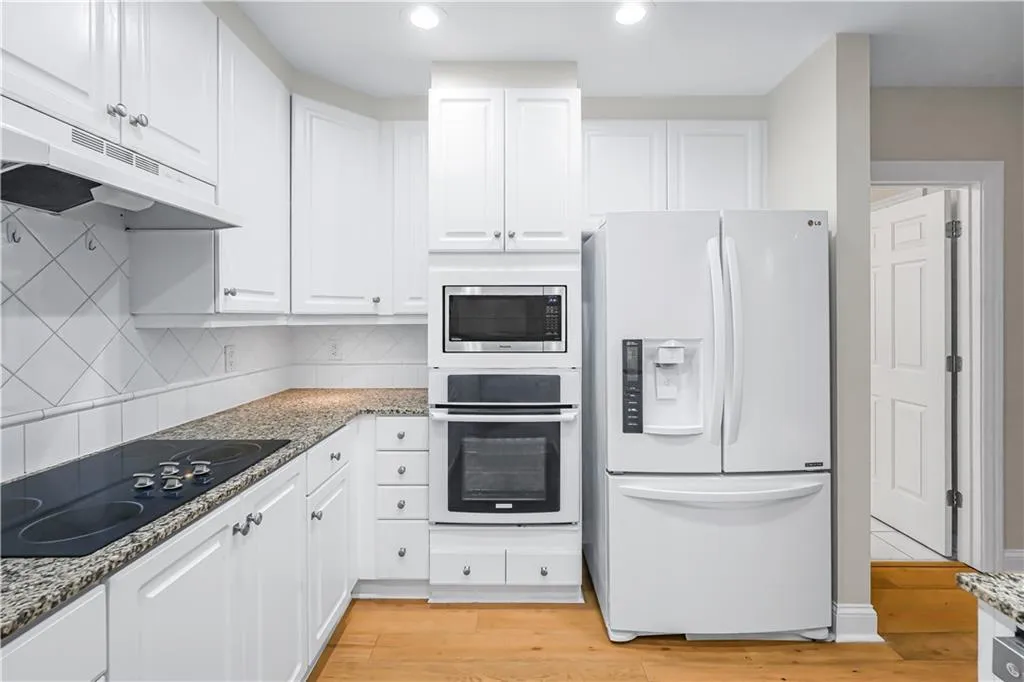 211 Colonial Homes Drive Nw Unit 1105, Atlanta, Georgia 30309, 2 Bedrooms Bedrooms, ,2 BathroomsBathrooms,Residential,For Sale,211 Colonial Homes Drive Nw Unit 1105,7568981