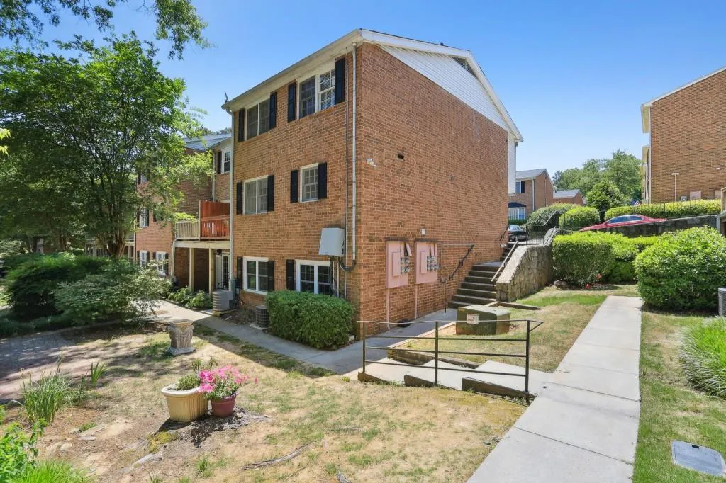 6520 Roswell Road Unit 24, Atlanta, Georgia 30328, 3 Bedrooms Bedrooms, ,2 BathroomsBathrooms,Residential,Sold,6520 Roswell Road Unit 24,7047330