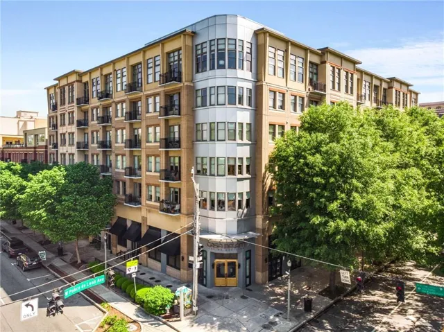 Welcome home to The Artisan in the heart of Downtown Decatur. Walk to Decatur Square!