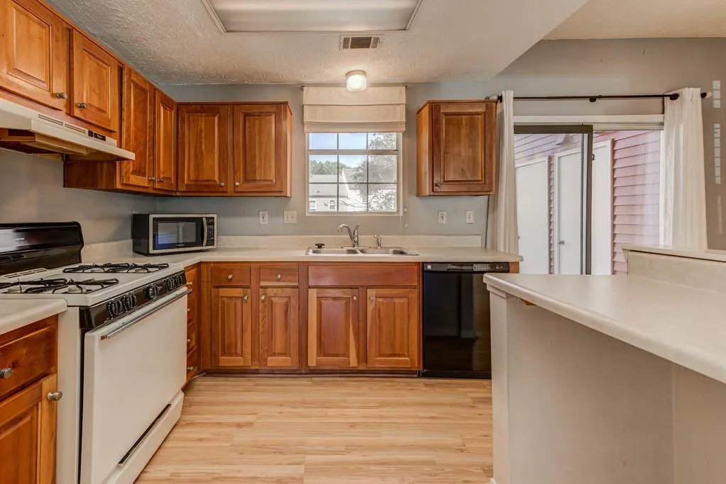 1305 Wedgewood Court, Sandy Springs, Georgia 30350, 2 Bedrooms Bedrooms, ,2 BathroomsBathrooms,Residential,Sold,1305 Wedgewood Court,6610035