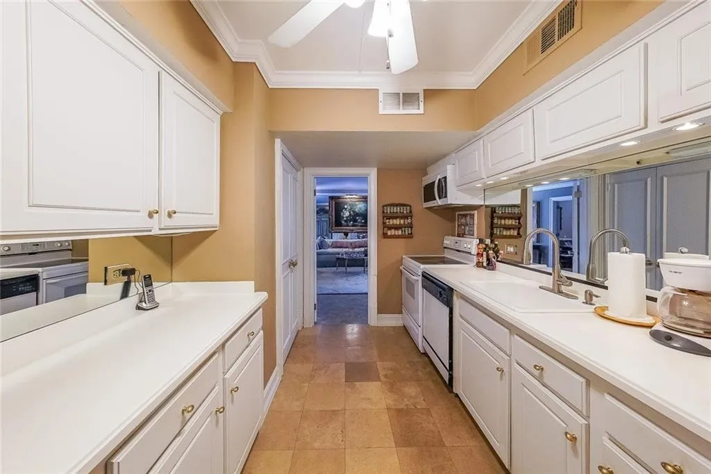 3648 Peachtree Road Unit #4s, Atlanta, Georgia 30319, 3 Bedrooms Bedrooms, ,3 BathroomsBathrooms,Residential,For Sale,3648 Peachtree Road Unit #4s,7618474