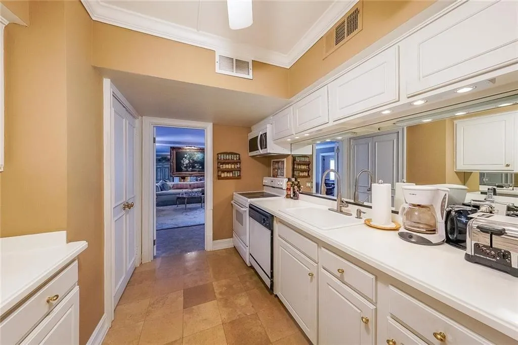 3648 Peachtree Road Unit #4s, Atlanta, Georgia 30319, 3 Bedrooms Bedrooms, ,3 BathroomsBathrooms,Residential,For Sale,3648 Peachtree Road Unit #4s,7618474