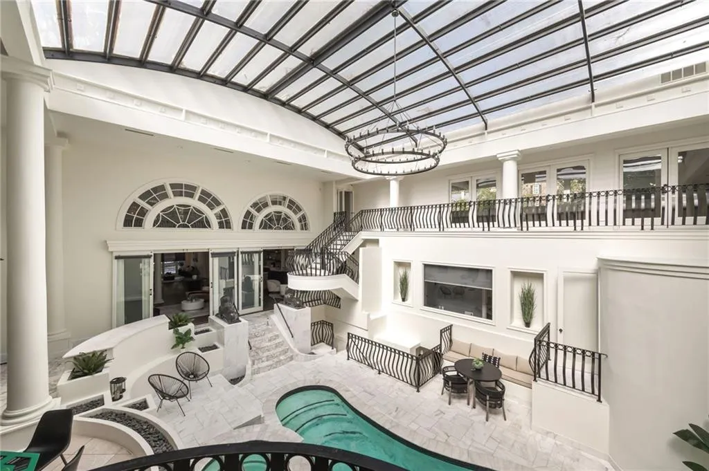 Sunroom / solarium featuring vaulted ceiling