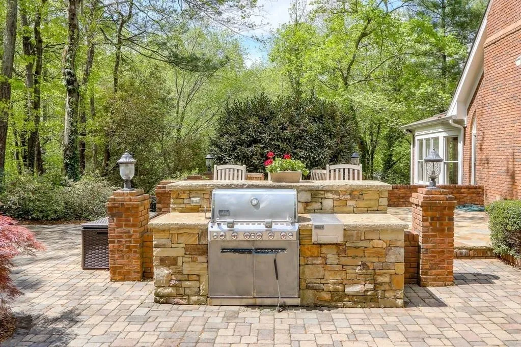 240 Quiet Water Lane, Sandy Springs, Georgia 30350, 5 Bedrooms Bedrooms, ,4 BathroomsBathrooms,Residential,Sold,240 Quiet Water Lane,6683884
