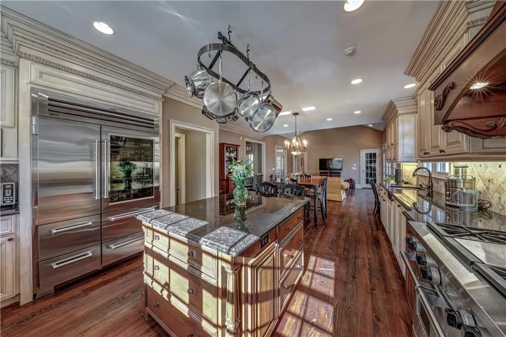 200 Riverland Court, Sandy Springs, Georgia 30350, 5 Bedrooms Bedrooms, ,6 BathroomsBathrooms,Residential,Sold,200 Riverland Court,6504519