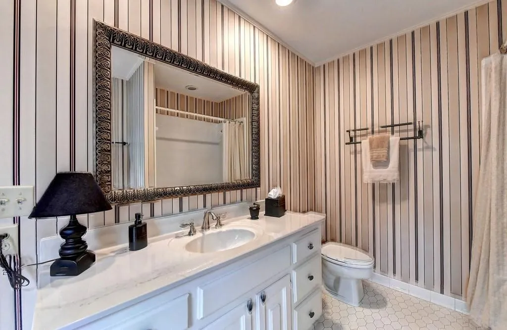 995 Ivy Falls Drive, Sandy Springs, Georgia 30328, 5 Bedrooms Bedrooms, ,4 BathroomsBathrooms,Residential,Sold,995 Ivy Falls Drive,6503120