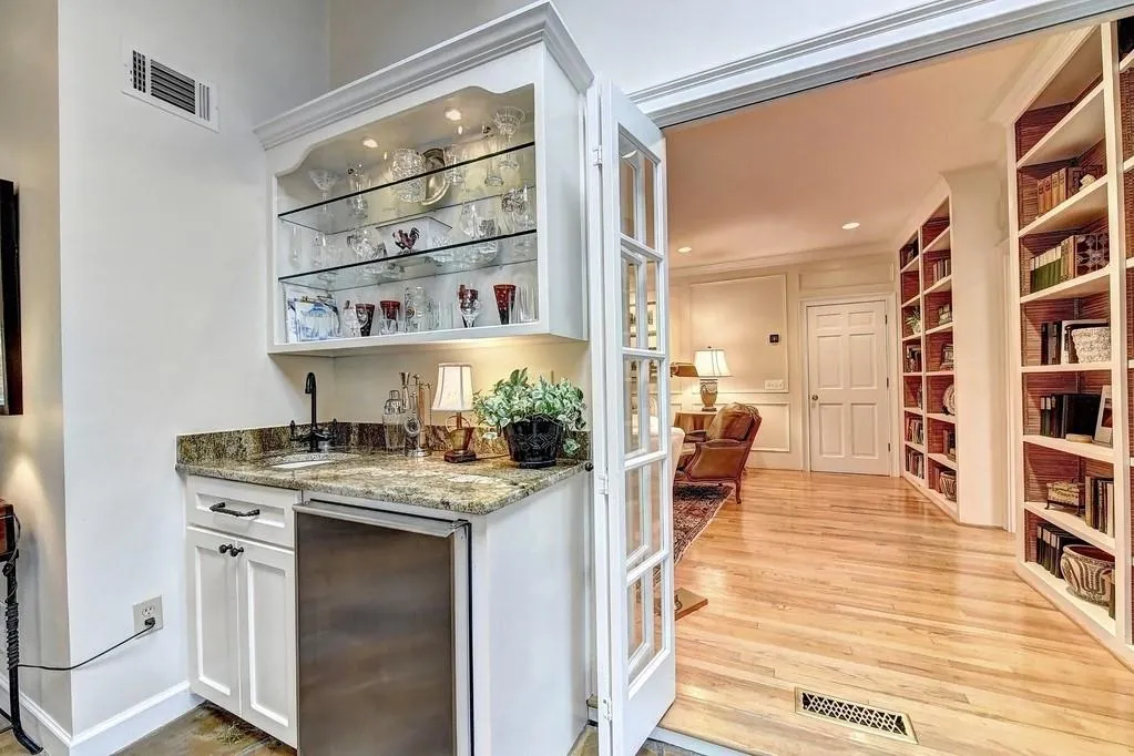 995 Ivy Falls Drive, Sandy Springs, Georgia 30328, 5 Bedrooms Bedrooms, ,4 BathroomsBathrooms,Residential,Sold,995 Ivy Falls Drive,6503120