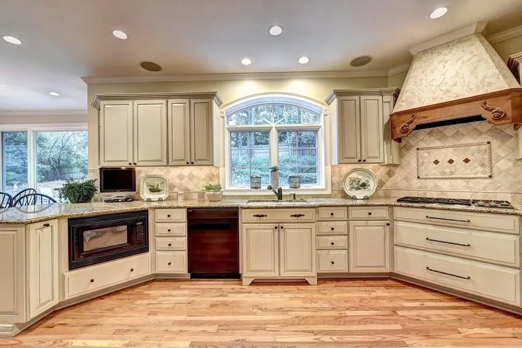 995 Ivy Falls Drive, Sandy Springs, Georgia 30328, 5 Bedrooms Bedrooms, ,4 BathroomsBathrooms,Residential,Sold,995 Ivy Falls Drive,6503120