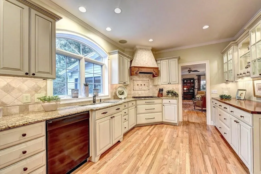 995 Ivy Falls Drive, Sandy Springs, Georgia 30328, 5 Bedrooms Bedrooms, ,4 BathroomsBathrooms,Residential,Sold,995 Ivy Falls Drive,6503120