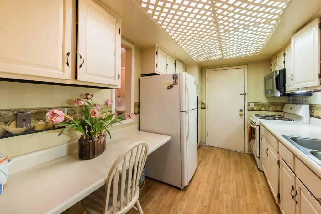 6851 Roswell Road Ne Unit D19, Sandy Springs, Georgia 30328, 3 Bedrooms Bedrooms, ,2 BathroomsBathrooms,Residential,Sold,6851 Roswell Road Ne Unit D19,5903821