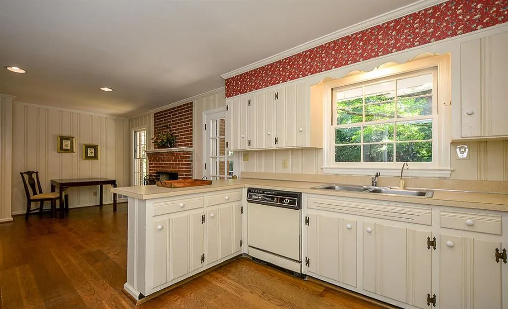 6565 Wright Circle, Sandy Springs, Georgia 30328, 3 Bedrooms Bedrooms, ,2 BathroomsBathrooms,Residential,Sold,6565 Wright Circle,6083389