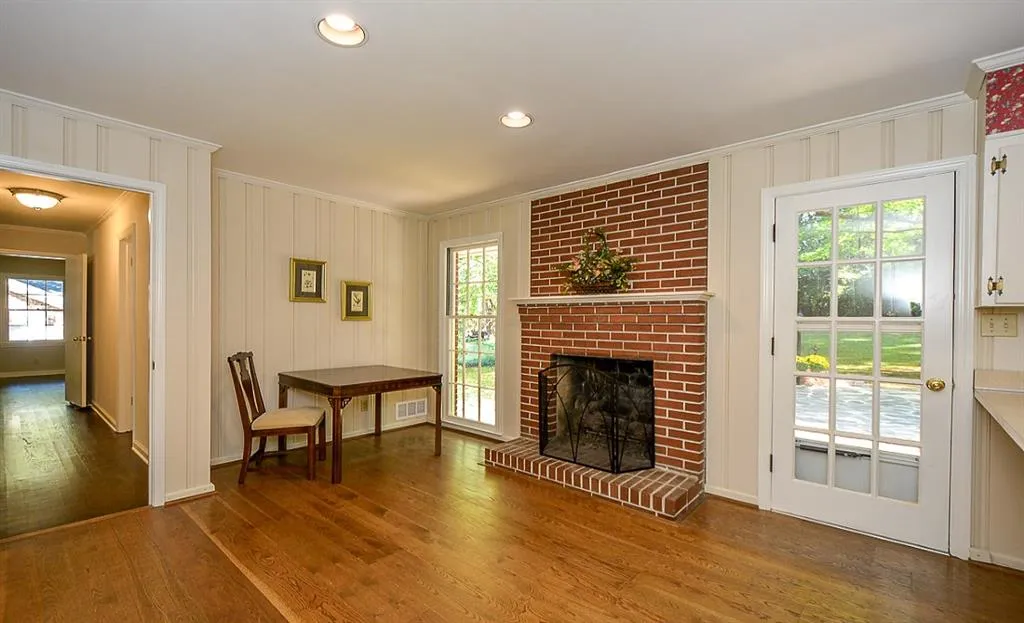 6565 Wright Circle, Sandy Springs, Georgia 30328, 3 Bedrooms Bedrooms, ,2 BathroomsBathrooms,Residential,Sold,6565 Wright Circle,6083389