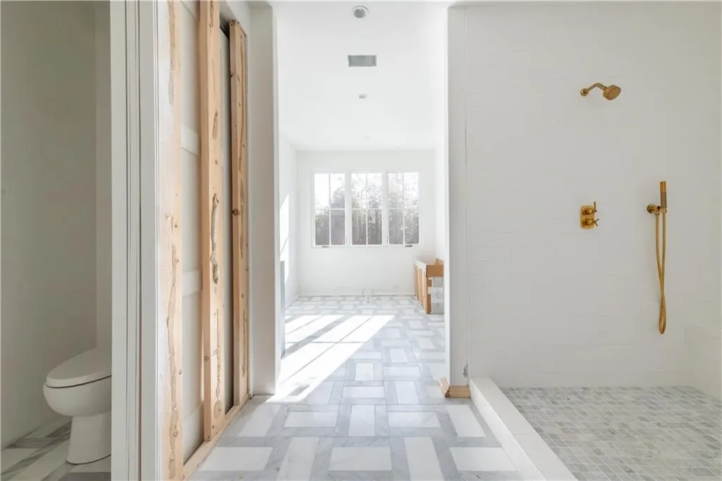 Secondary master bath up