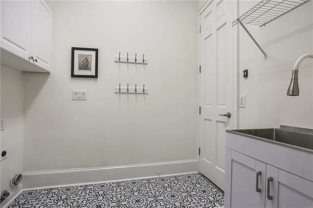 710 Lake Summit Drive, Atlanta, Georgia 30342, 5 Bedrooms Bedrooms, ,4 BathroomsBathrooms,Residential,Sold,710 Lake Summit Drive,6909162